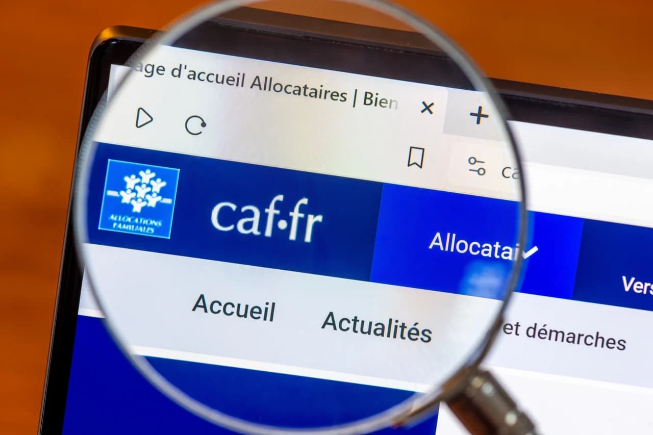 Magnifying glass over the caf.fr homepage