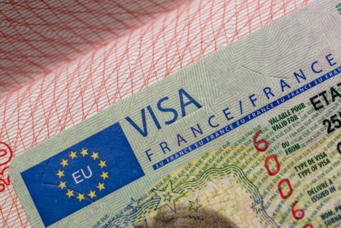 Gros plan d'une vignette visa France apposée dans un passeport