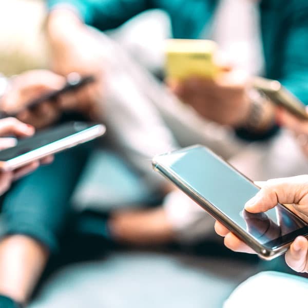 Groupe de personnes tenant des smartphones