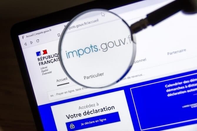 Magnifying glass over the impots.gouv.fr tax website