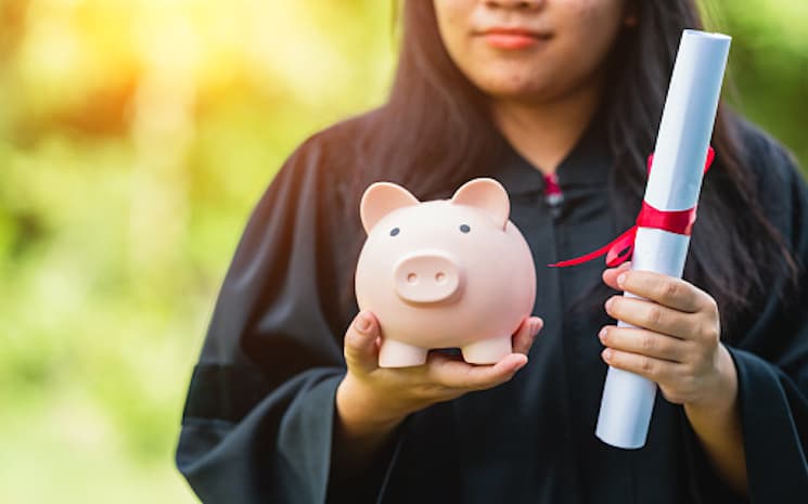 Estudante preparando a matrícula na universidade