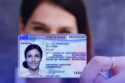 Person holding a French residence permit card